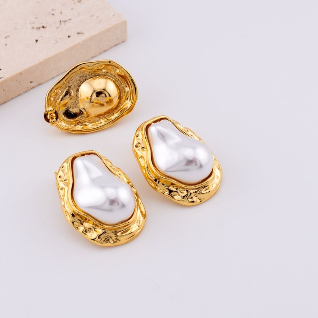 Aretes con perla barroca shell baño 18k