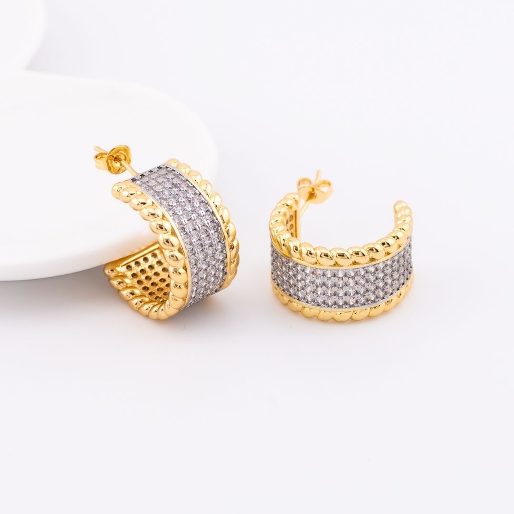 Aretes C hoops dos tonos con zirconia baño 18k