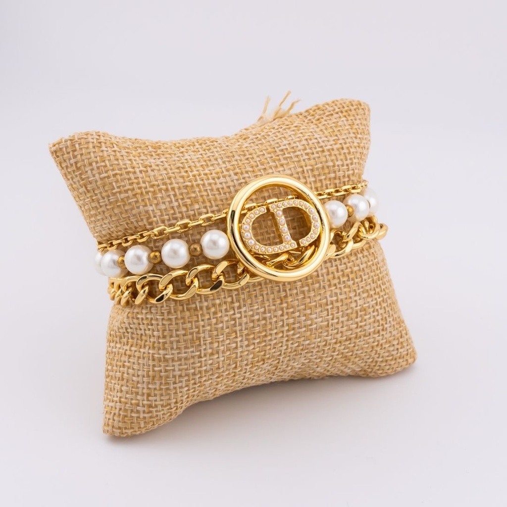 Pulsera ajustable CD tripe layer  con zirconias perlas y  baño 18k.