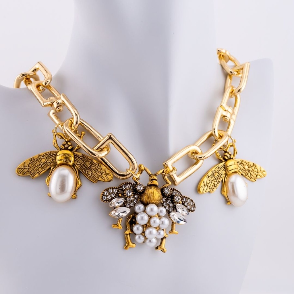 Collar chunky con colgantes de insectos, perlas y zirconia baño 18k.
