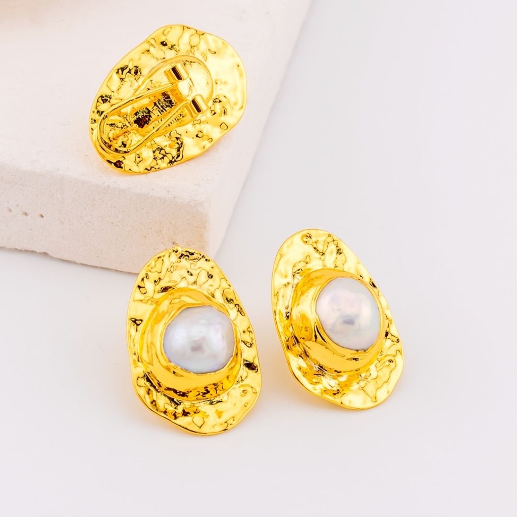 Aretes  perla barroca engastada natural en goldfilled con patente omega