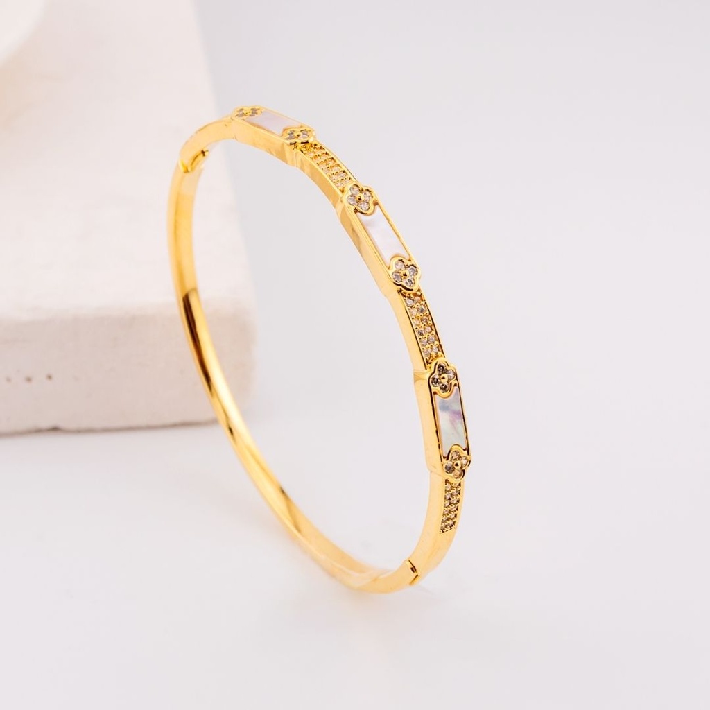Pulsera brazalete treblo y madre perla baño 18k