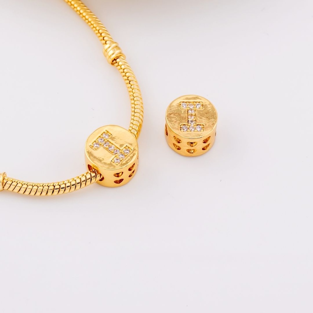 Dije charm estilo pandora con letras en micropave baño de 18k letra I