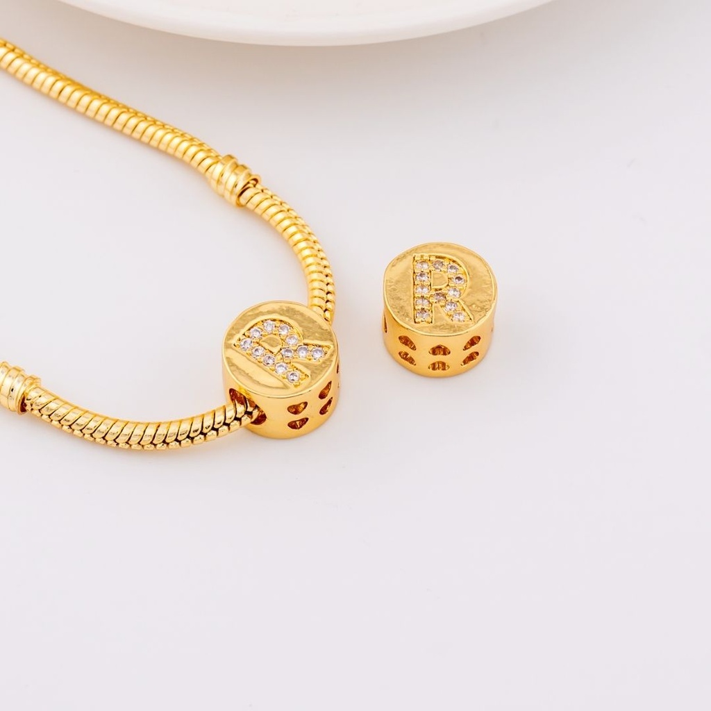 Dije charm estilo pandora con letras en micropave baño de 18k letra R