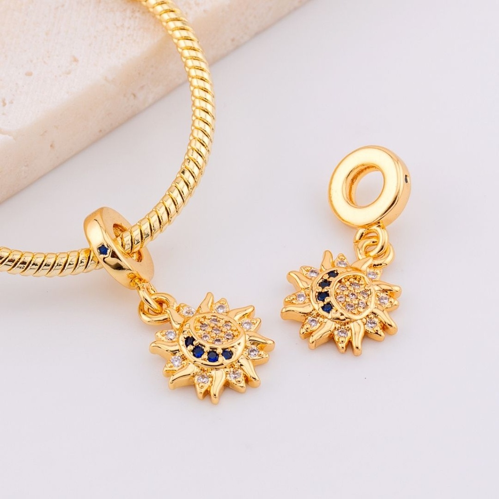 Dije charm micropave sol y luna baño 18k