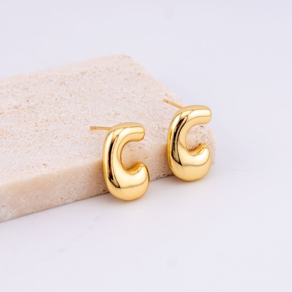 Aretes letras del abecedario baño 18k letra C