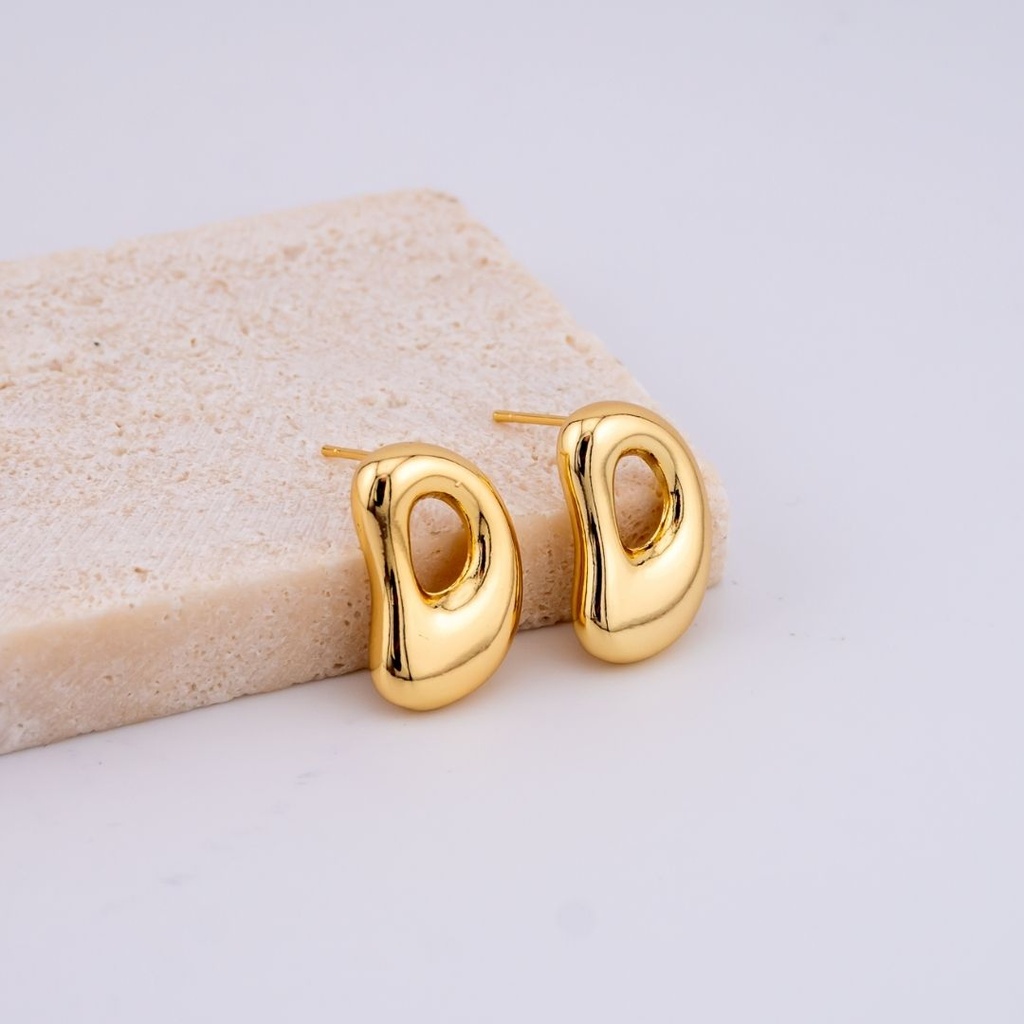 Aretes letras del abecedario baño 18k letra D