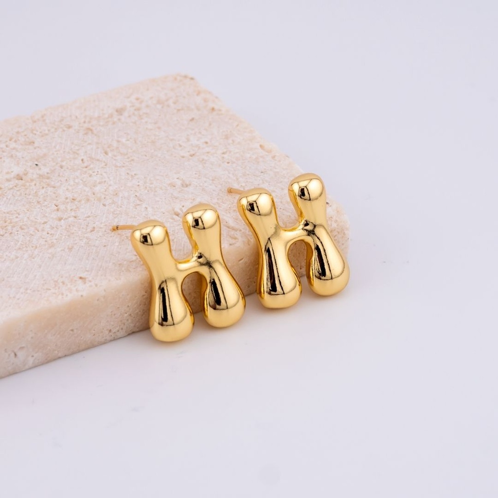 Aretes letras del abecedario baño 18k letra H