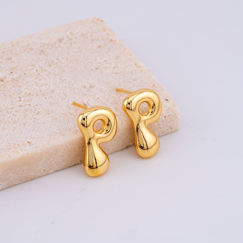 Aretes letras del abecedario baño 18k letra P