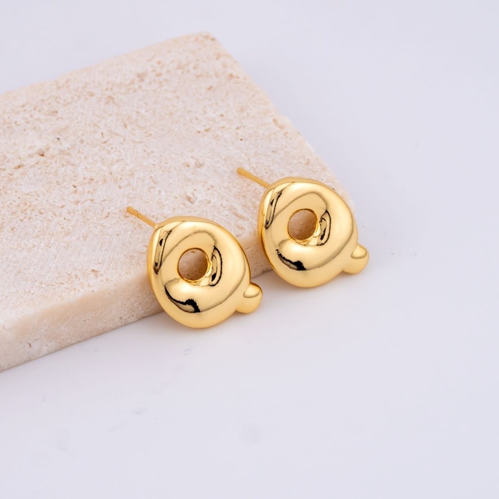 Aretes letras del abecedario baño 18k letra Q