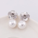 Aretes flor con zirconias y perla shell BAÑO 18K