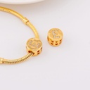 Dije charm estilo pandora con letras en micropave baño de 18k letra E
