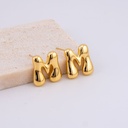 Aretes letras del abecedario baño 18k letra M