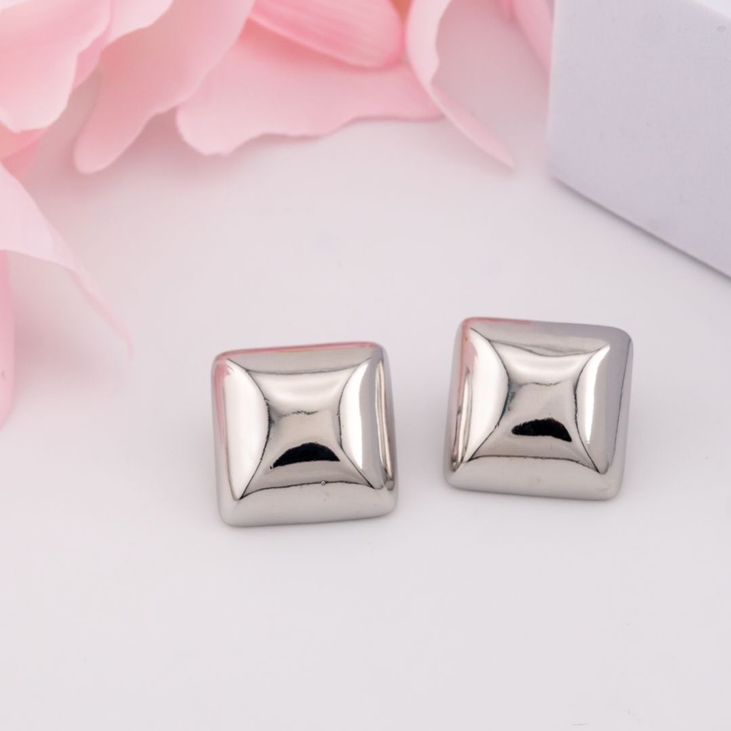 Aretes stud cuadrados baño 18k