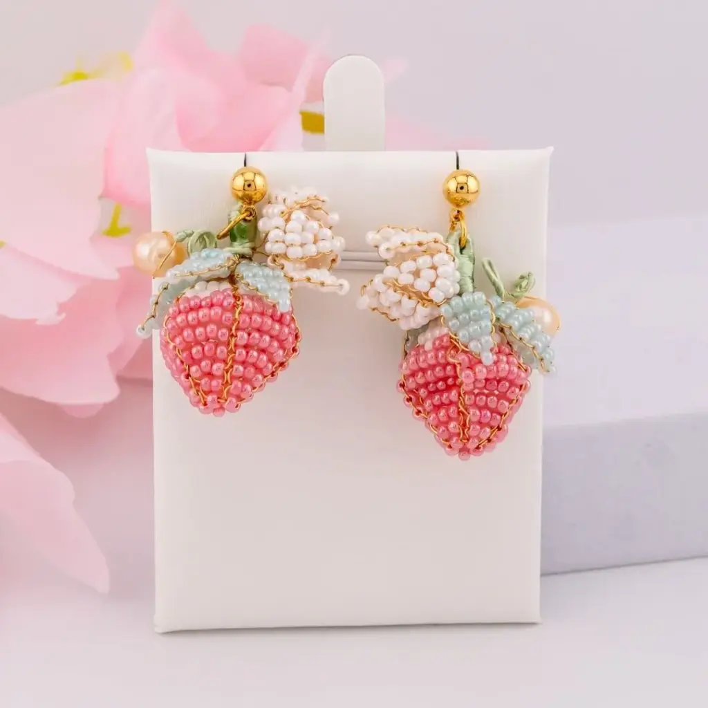 Aretes colgantes de fresa artesanales