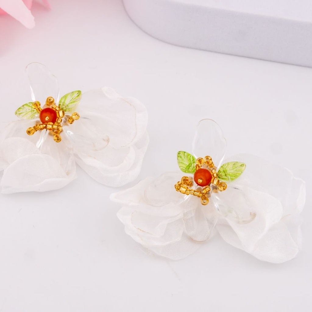 Aretes stud de flores blanco