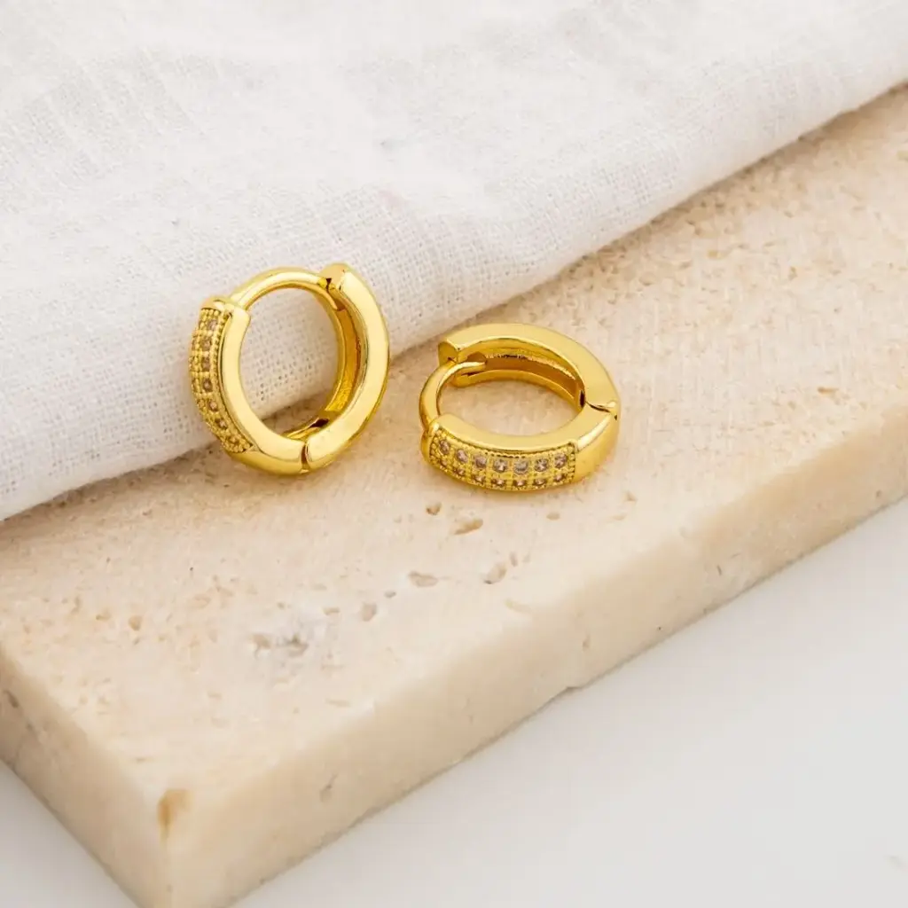 Aretes hugies de 13 MM con zirconias  baño 18k 