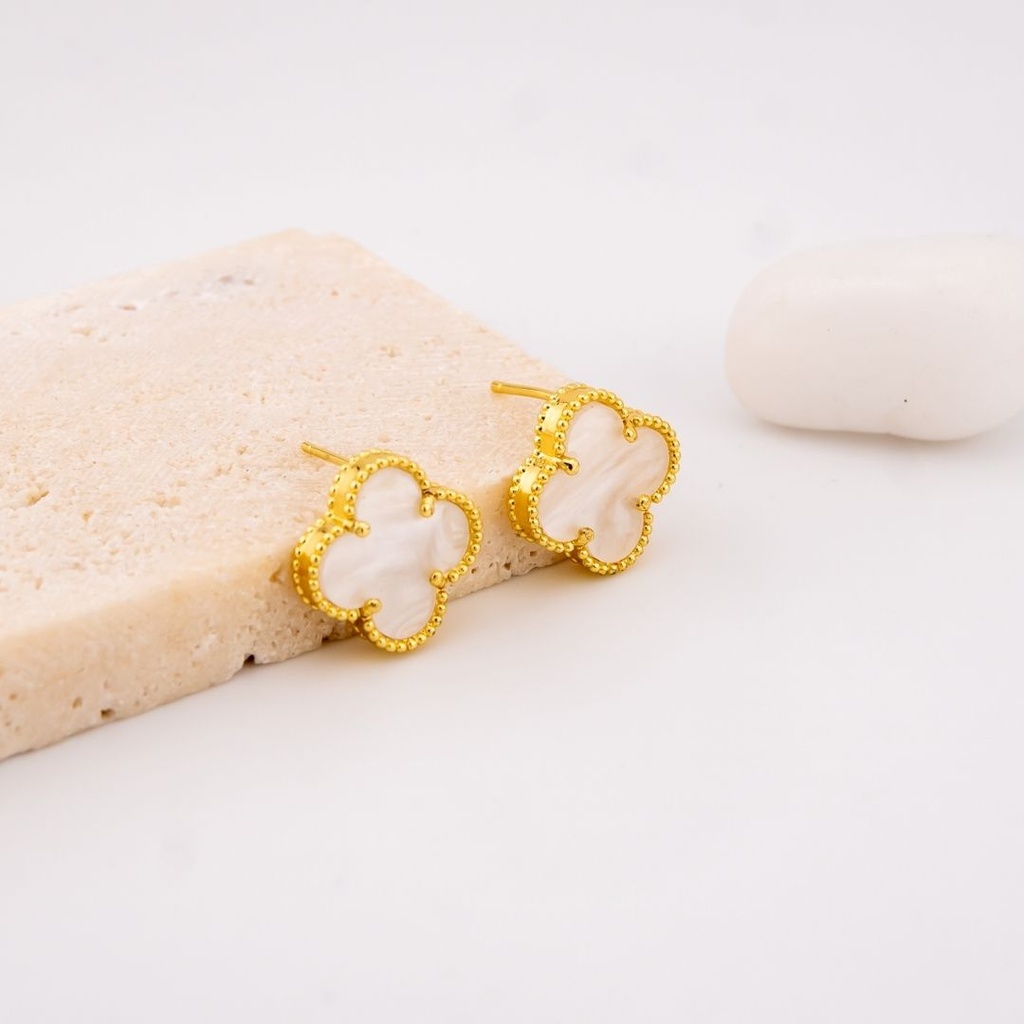 Aretes en forma de trebol con concha nacar baño 18k