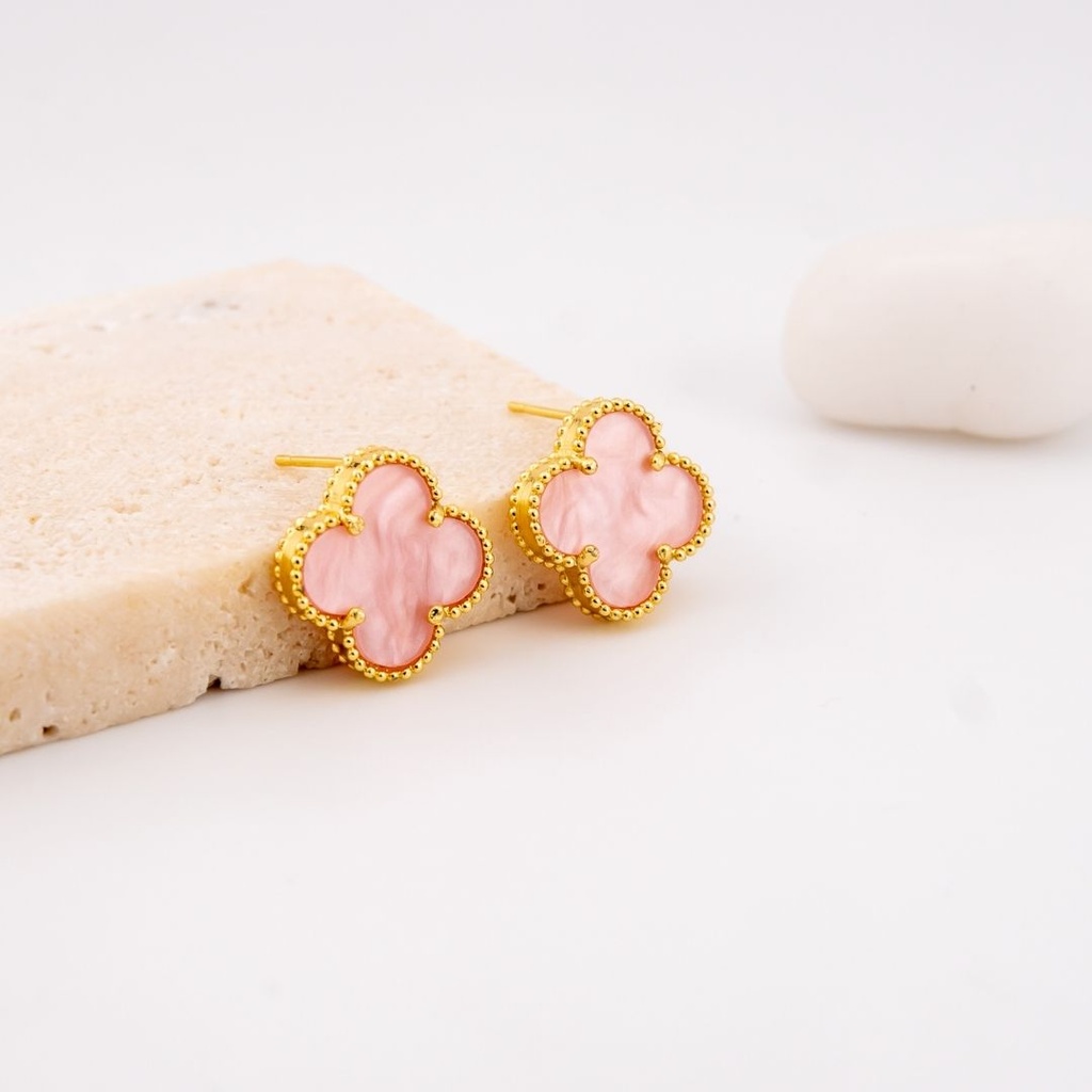 Aretes en forma de trebol con concha nacar baño 18k