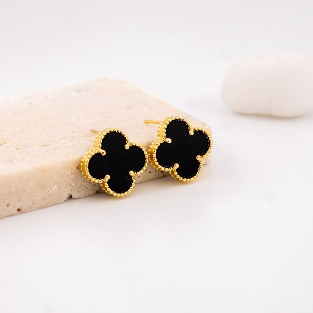 Aretes en forma de trebol con concha nacar baño 18k
