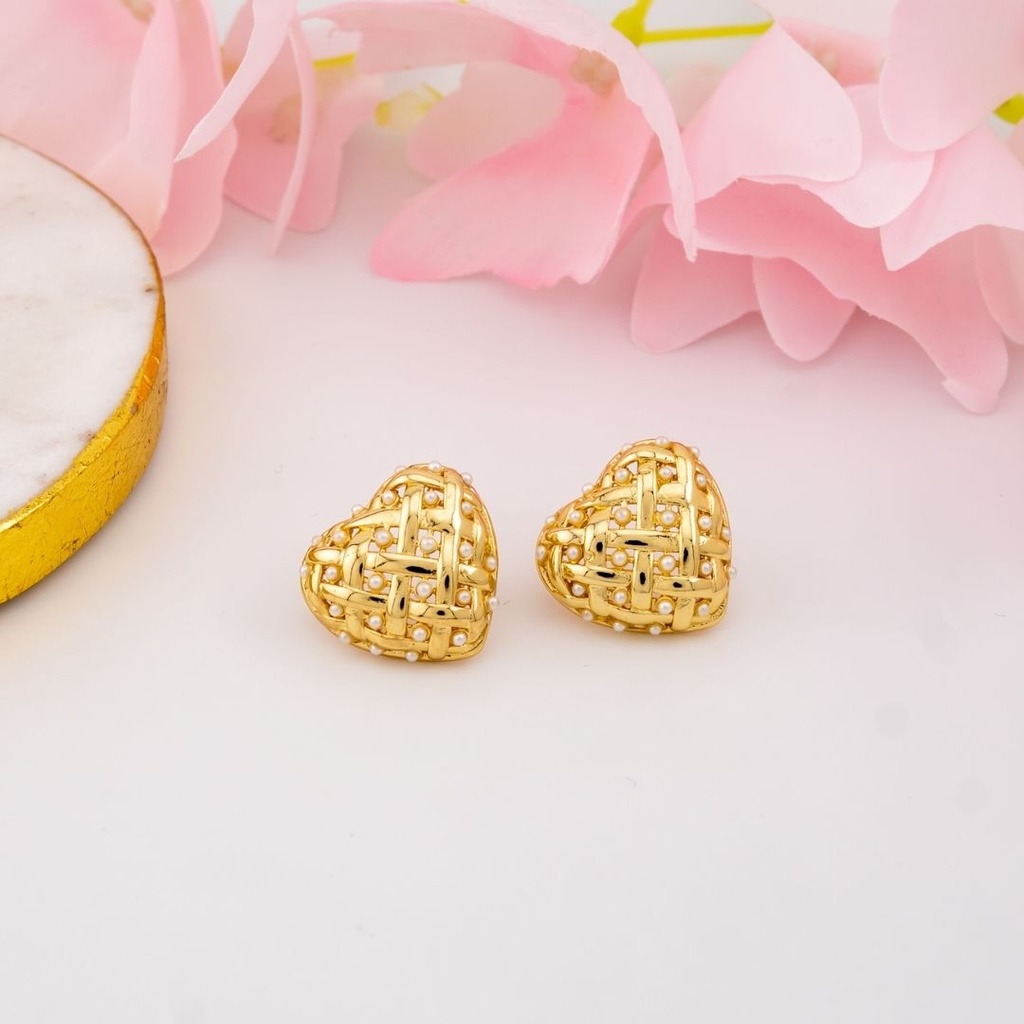 Aretes stud de corazon con perlas baño 18k