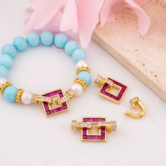 Broche cuadrado fucsia con micropave baño 18k