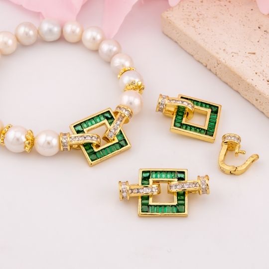 Broche cuadrado verde con micropave baño 18k