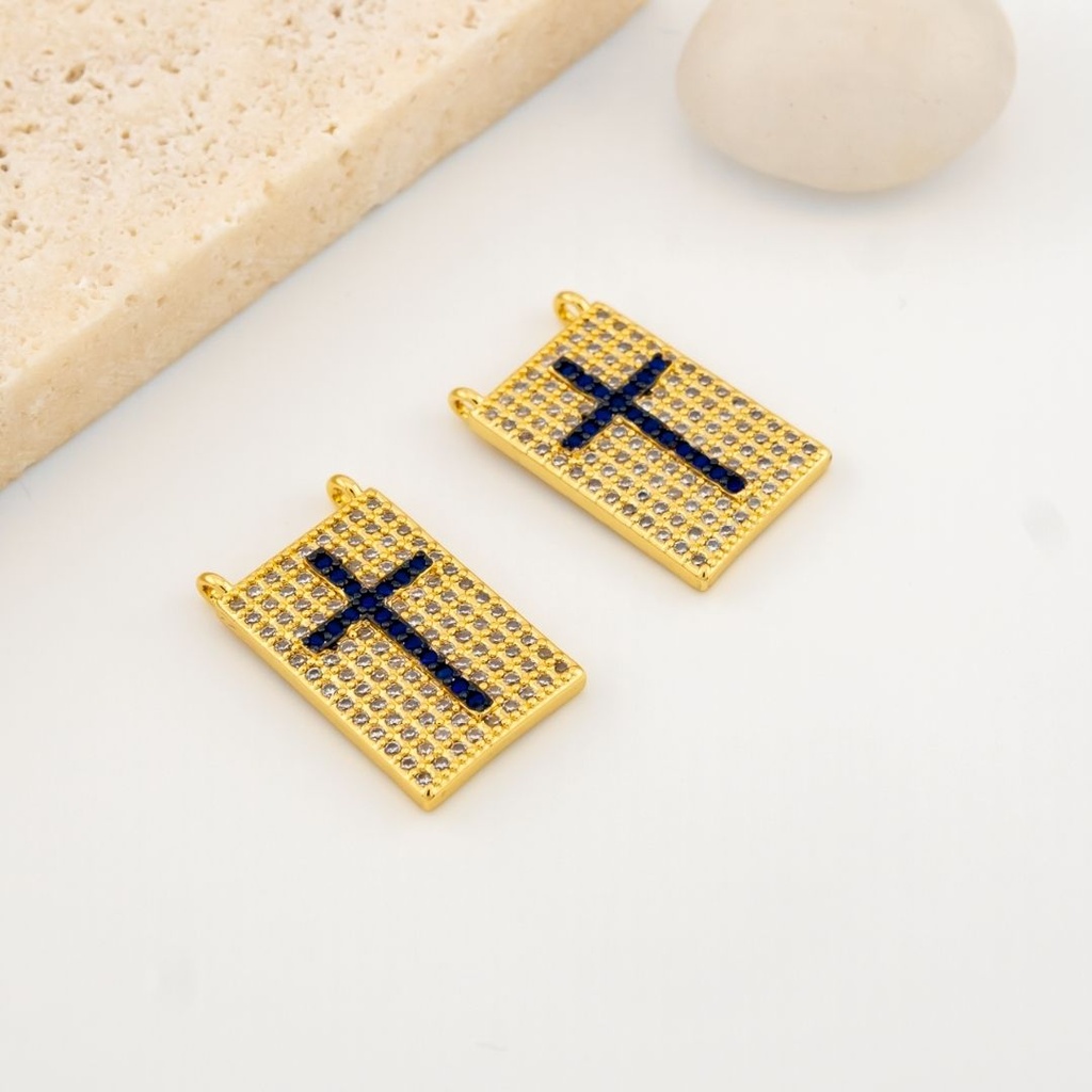  Dije medalla de cruz en micropave color azul baño 18k