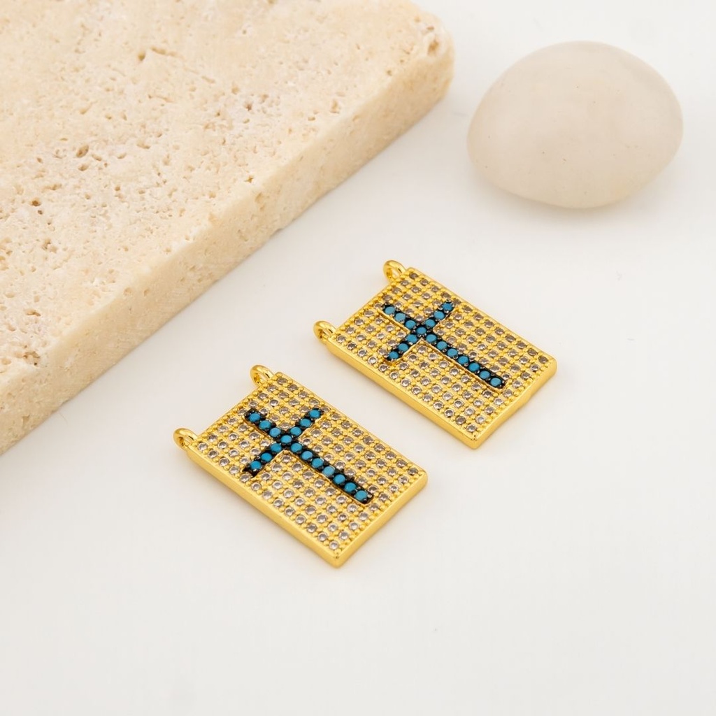  Dije medalla de cruz en micropave color turqueza baño 18k