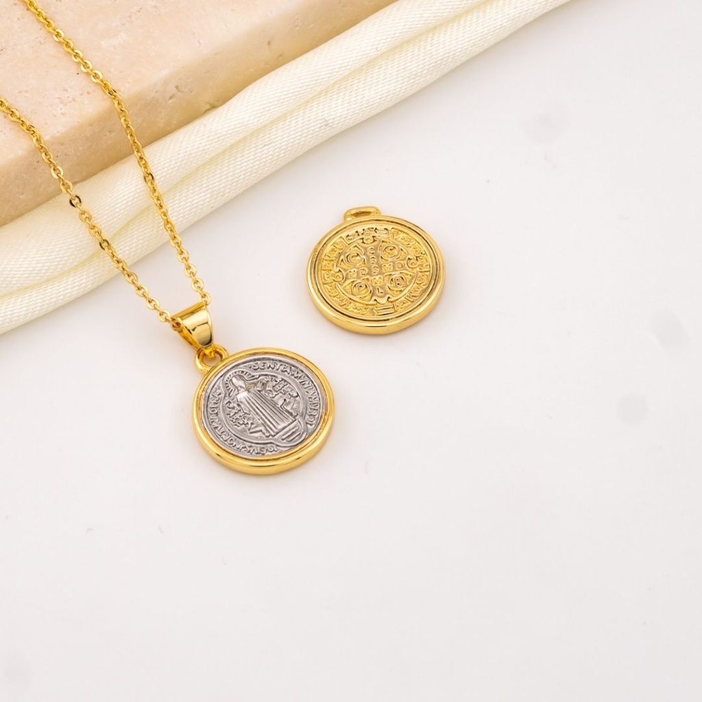 Dije San Benito pequeño doble tono baño 18k