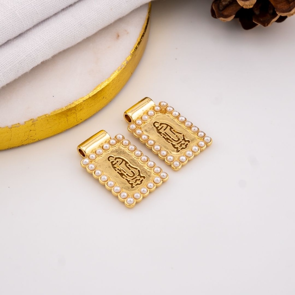 Dije escapulario con perlas y baño 18k