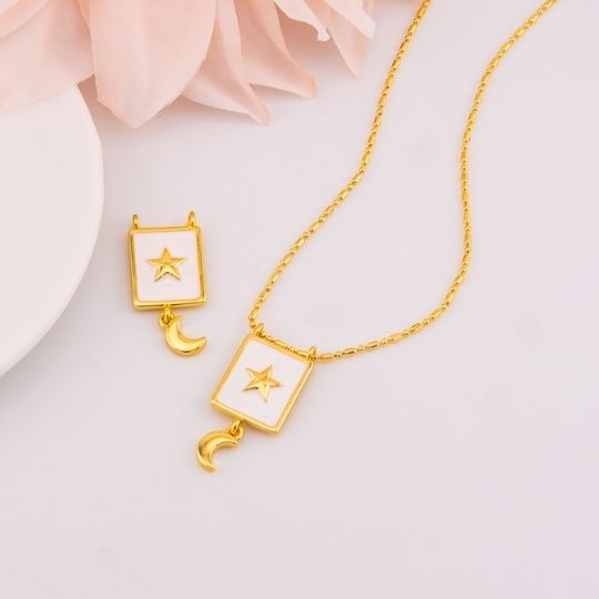 Dije escapulario esmaltado con colgante baño 18k