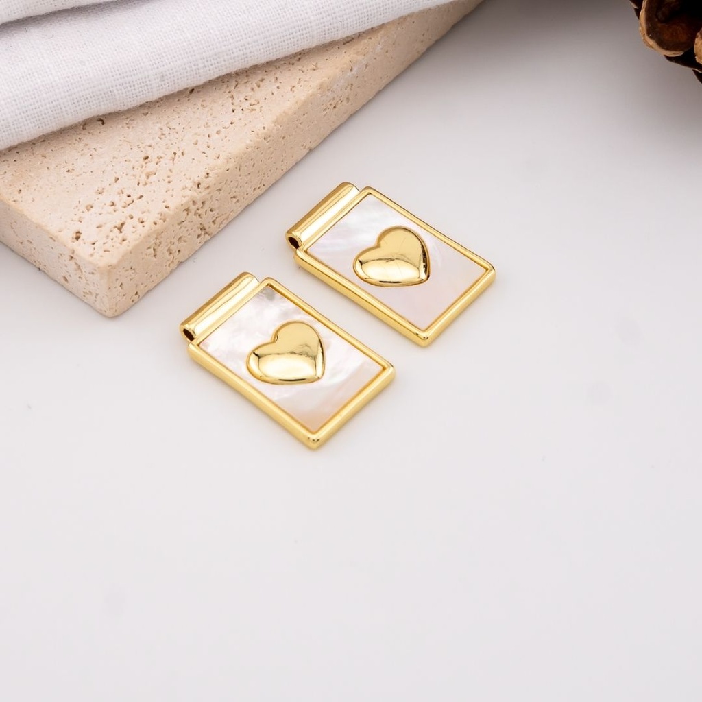 Dije medalla religiosa madre perla con baño 18k