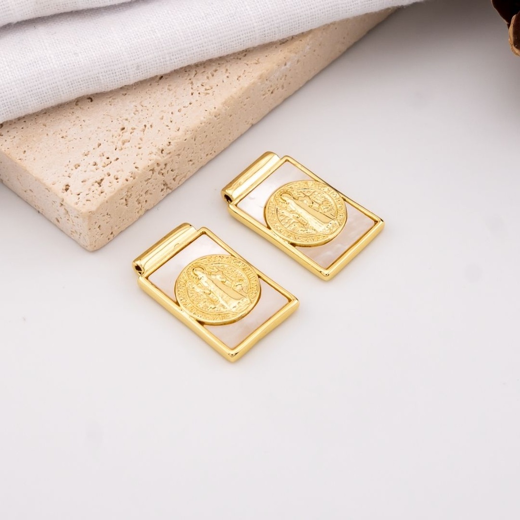 Dije medalla religiosa madre perla con baño 18k