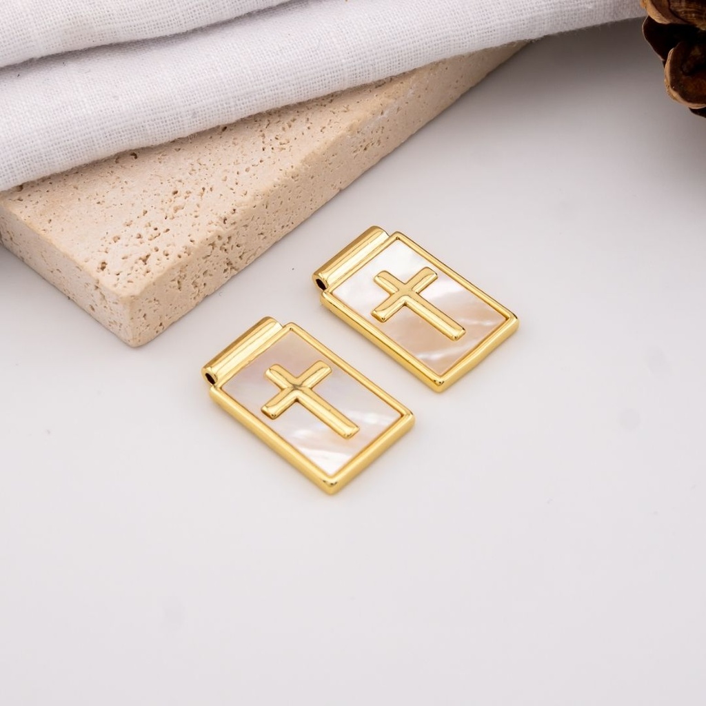 Dije medalla religiosa madre perla con baño 18k