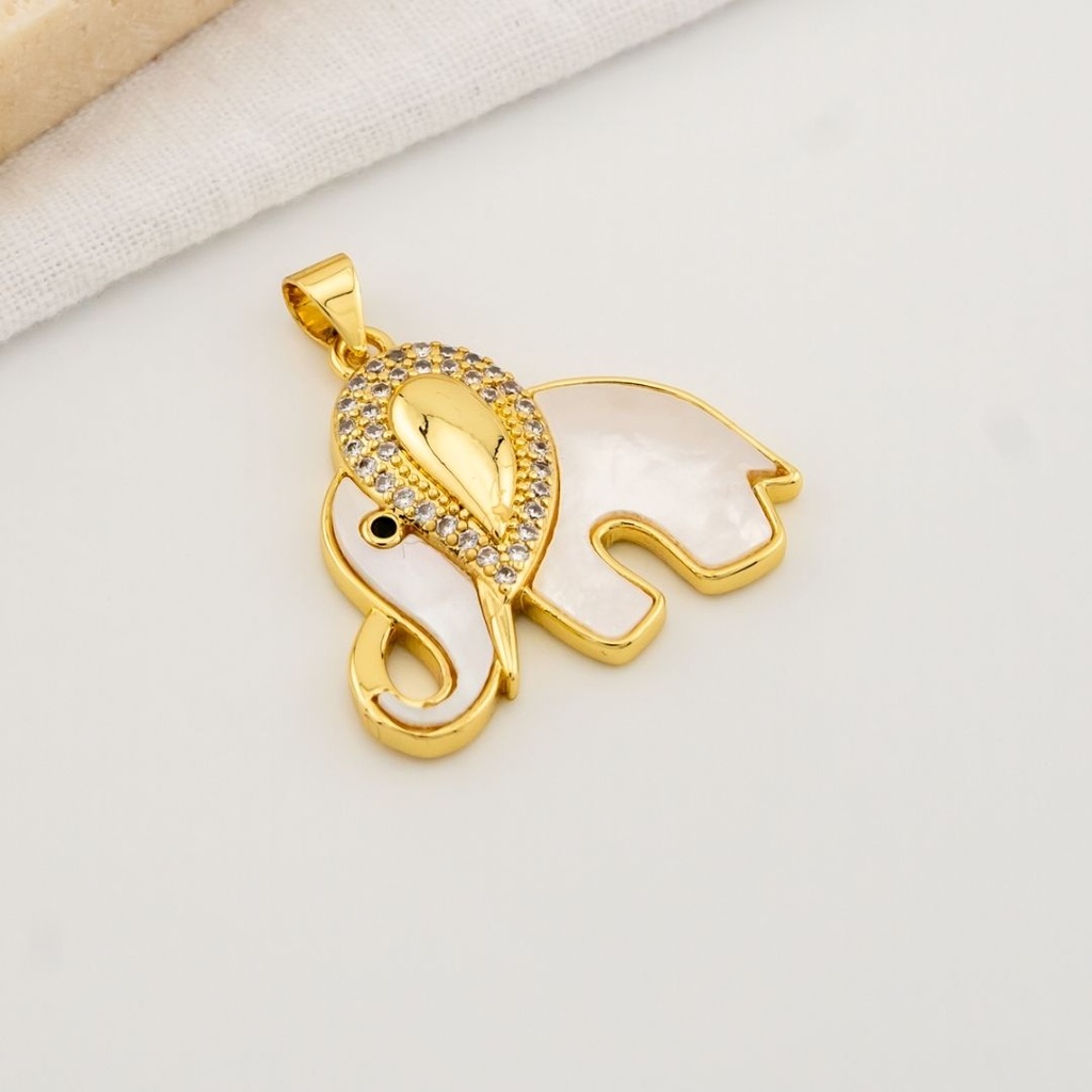 Dije elefante con micropave madre perla y  baño 18k