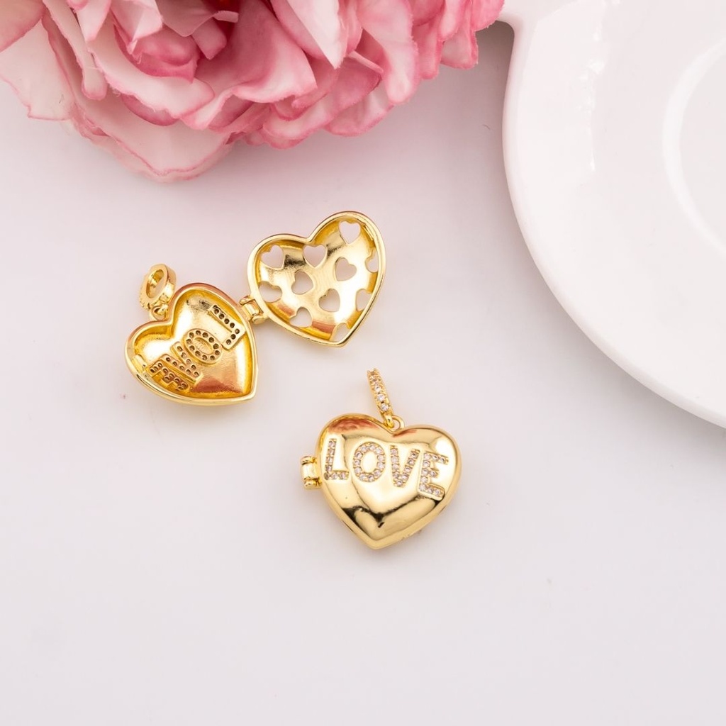 Dije relicario de corazon LOVE micropave baño 18k