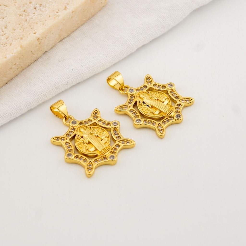 Dije religioso San Benito en micropave y baño 18k