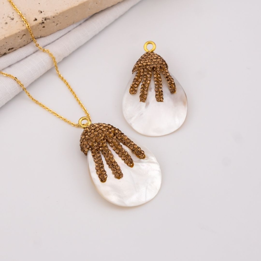 Dije de concha nacar con Rhinestone