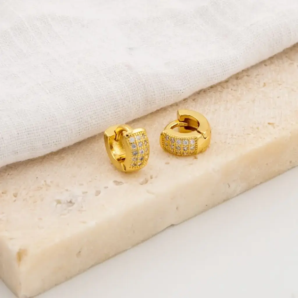 Aretes hugies de 10MM con zirconias  baño 18k