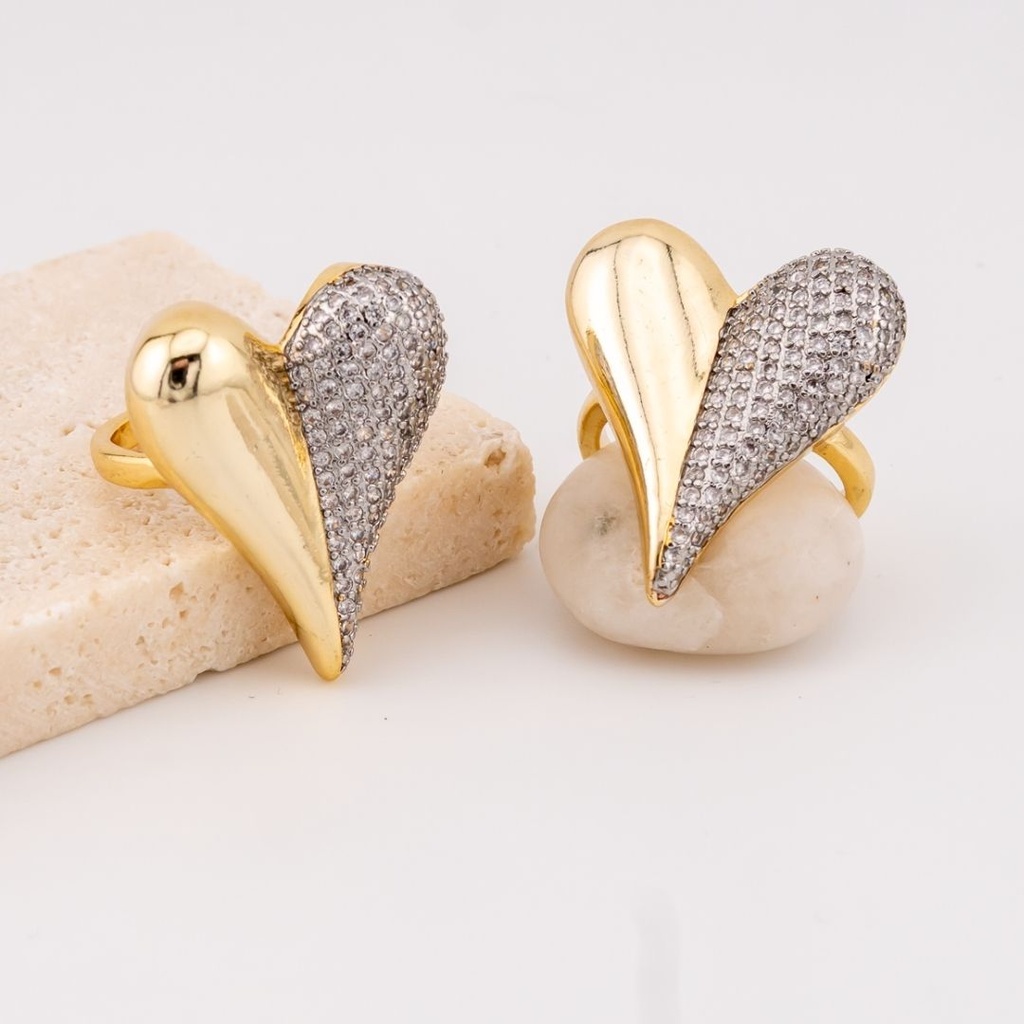 Anillo  forma de corazon dos tonos con zirconias baño 18k