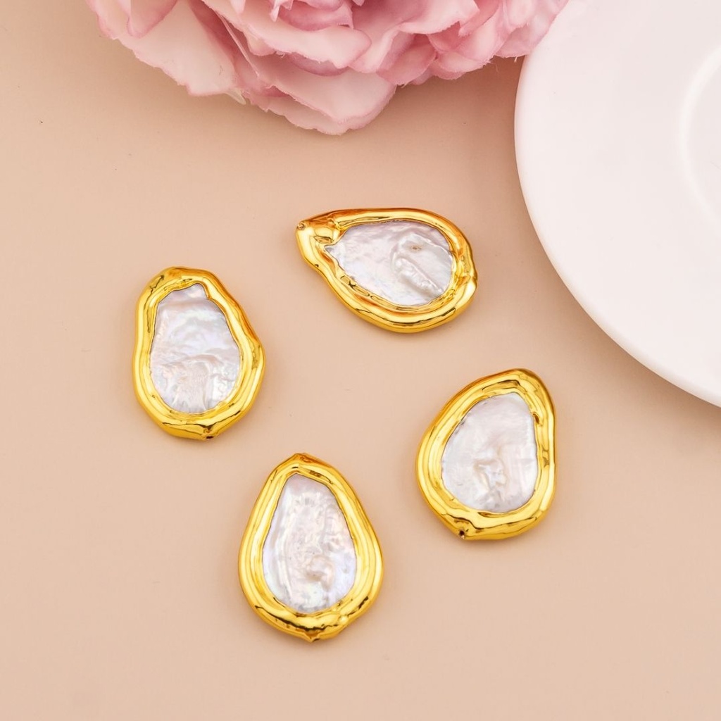 Separador perla barroca engastado en Goldfilled