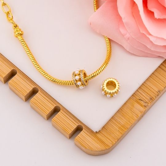 Charm estilo separador con perlas y zirconias baño 18k
