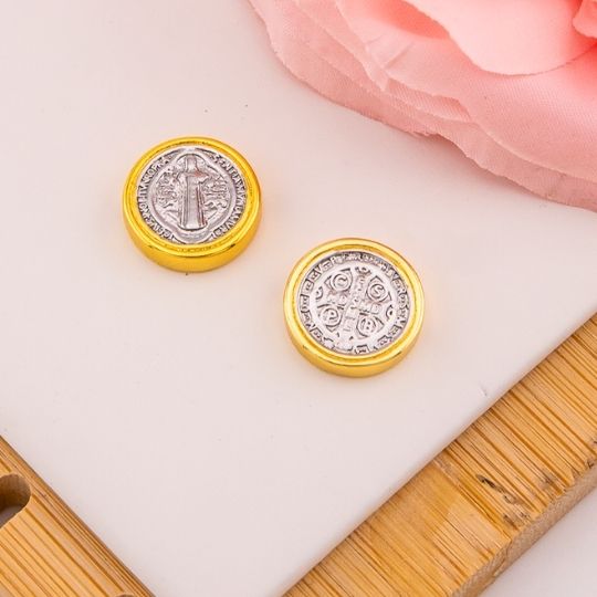 Separador medalla reliogosa San Benito doble tono baño 18k