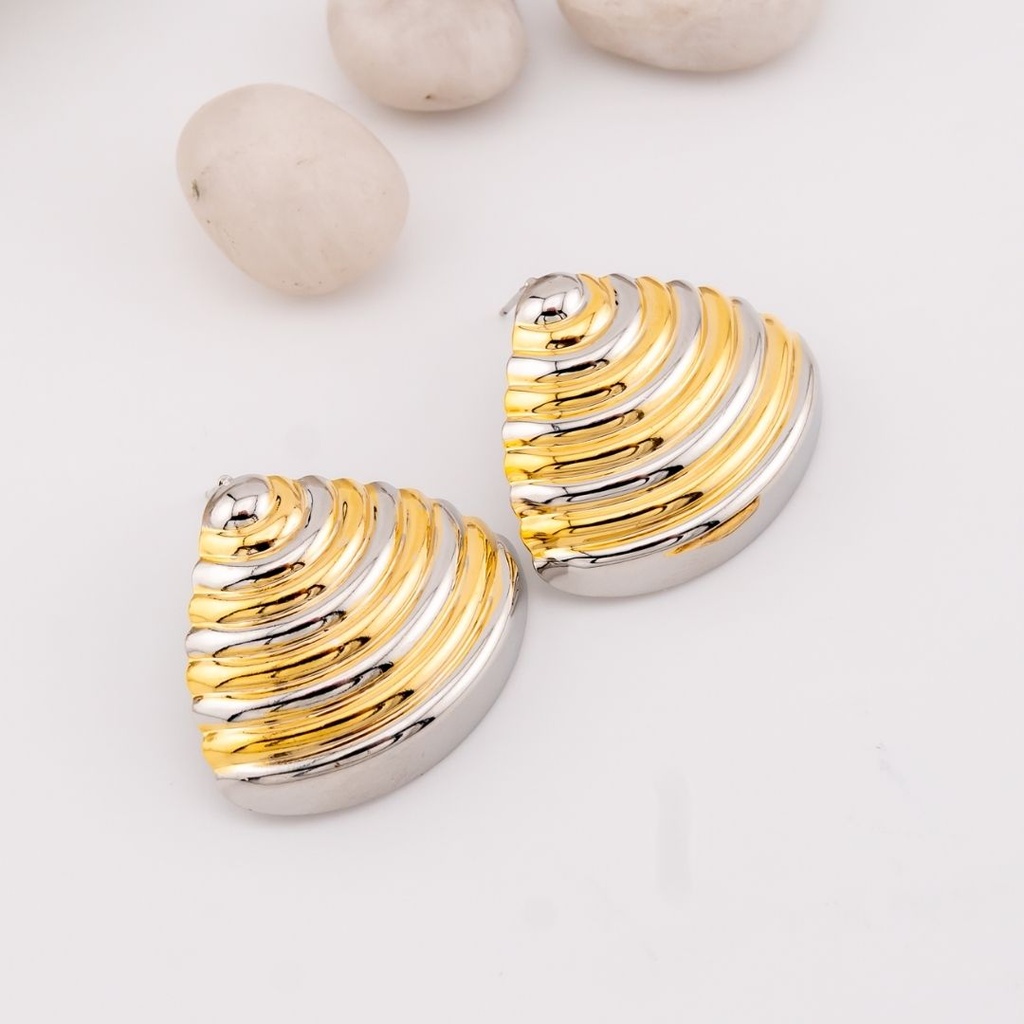 Aretes stud concha de mar baño 18k pin de plata