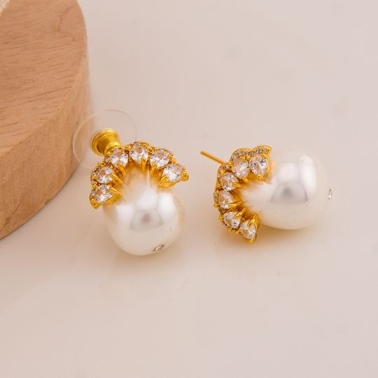 Aretes stud de perlas naturales con zirconias baño 18k