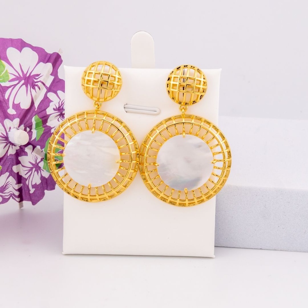 Aretes colgantes con concha nacar baño 18k