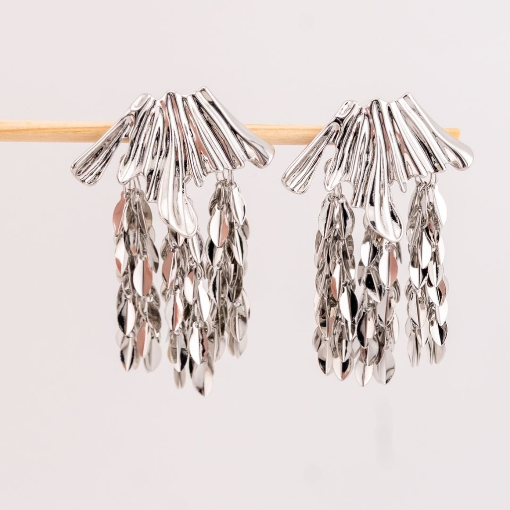 Aretes studs con lluvia de hojas baño 18k pin de plata