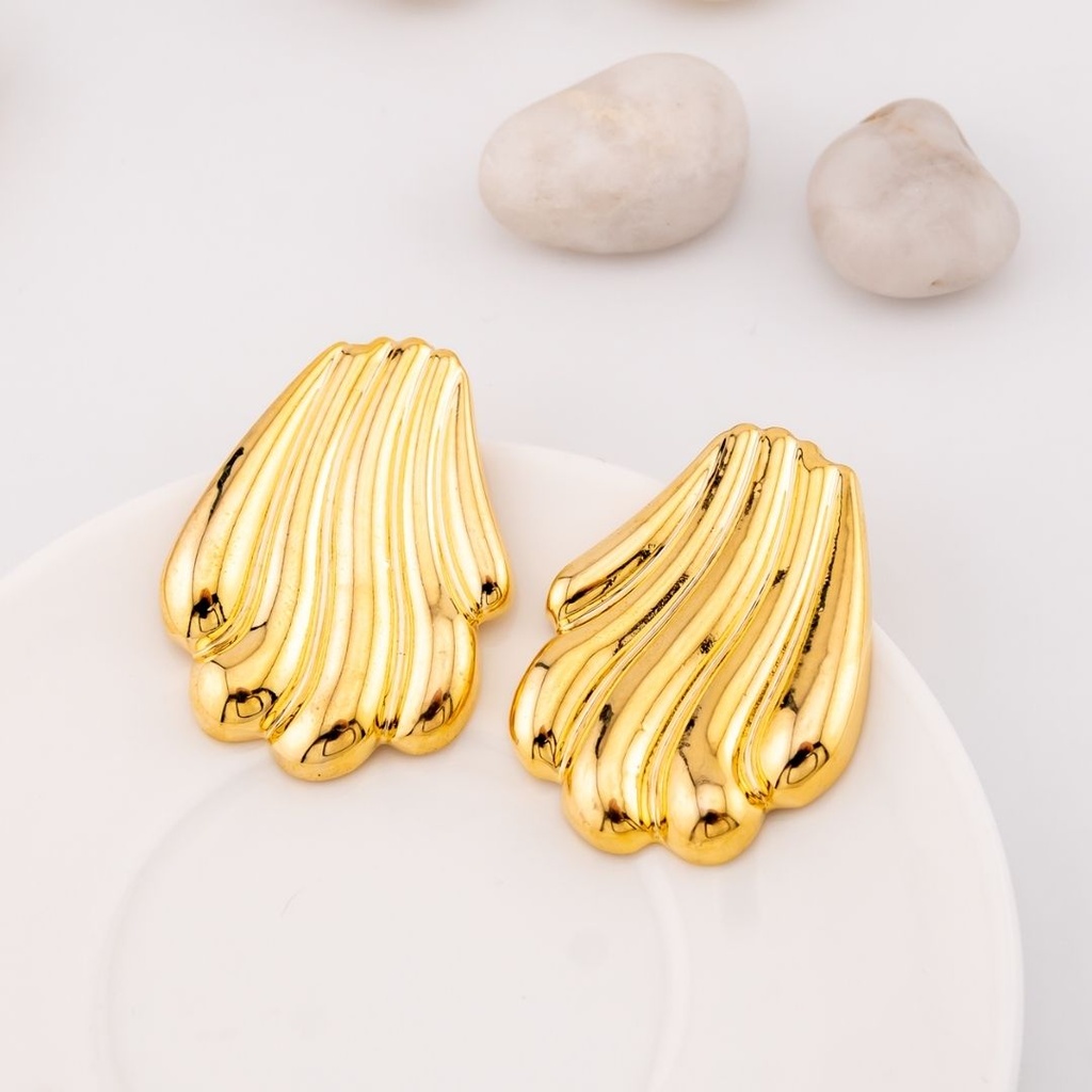 Aretes stud concha de mar baño 18k pin de plata