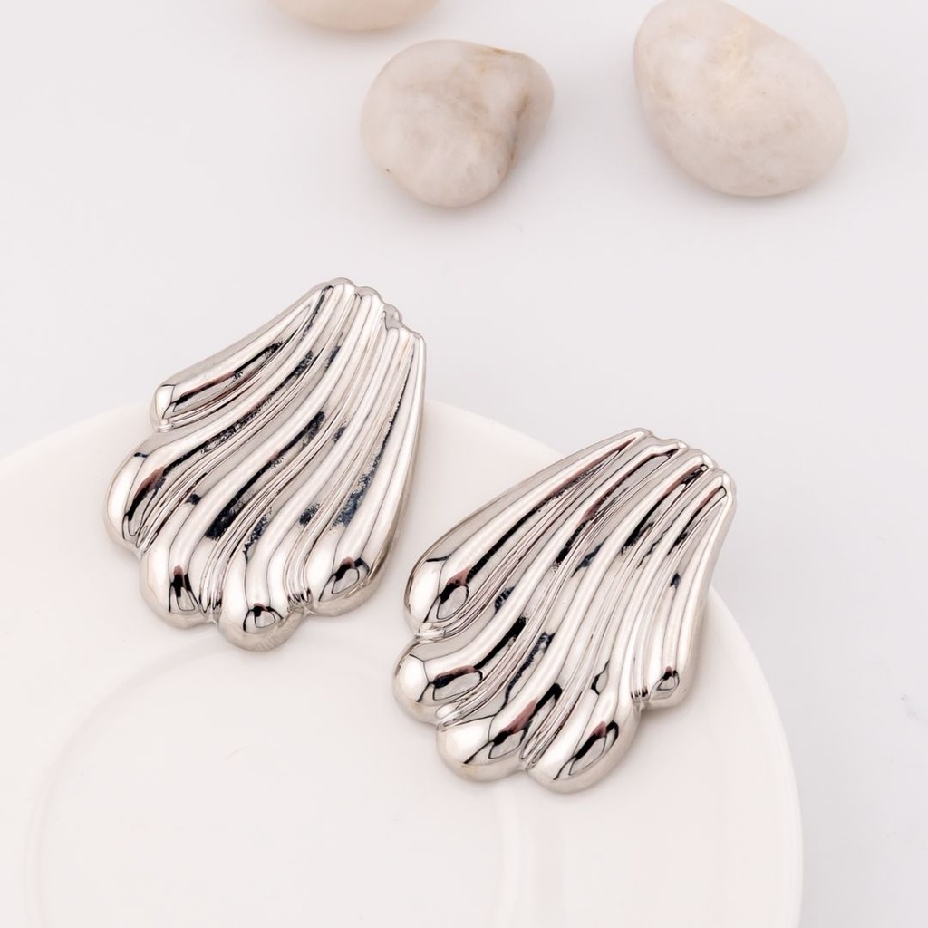 Aretes stud concha de mar baño 18k pin de plata